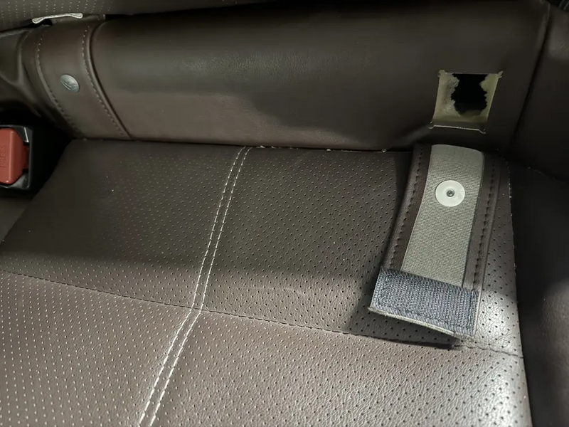 File:Subaru Forester 2018 LATCH attachment points.webp