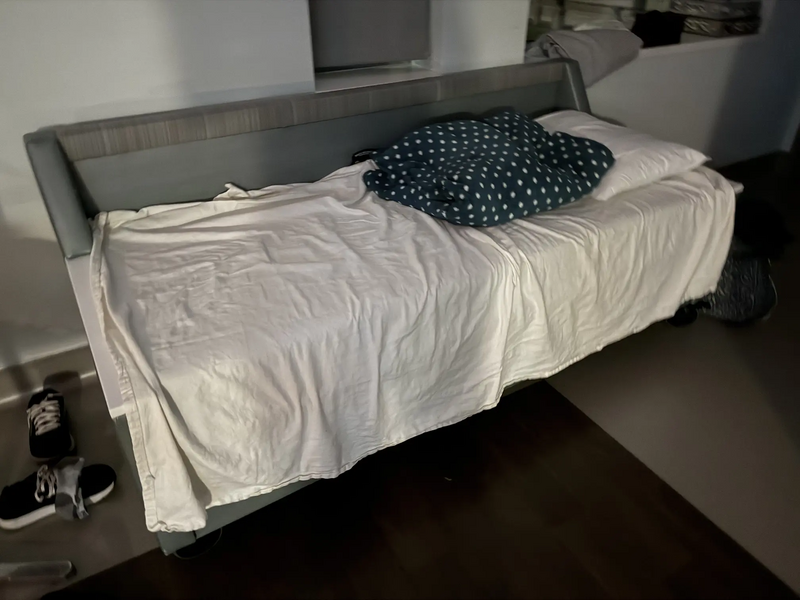 File:CPMC Van Ness Delivery Room Couch-Bed.webp